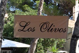 Banner mit Schriftzug Los Olivos Schriftzug vom gleichnahmigem Restaurant in Cala Ratjada