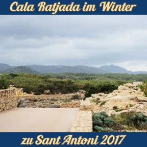 Cala Ratjada zu Sant Antoni im Januar 2017 - trübe Fernsicht auf die Sierrea de Llevant und Pinienwald hinter Cala Agulla